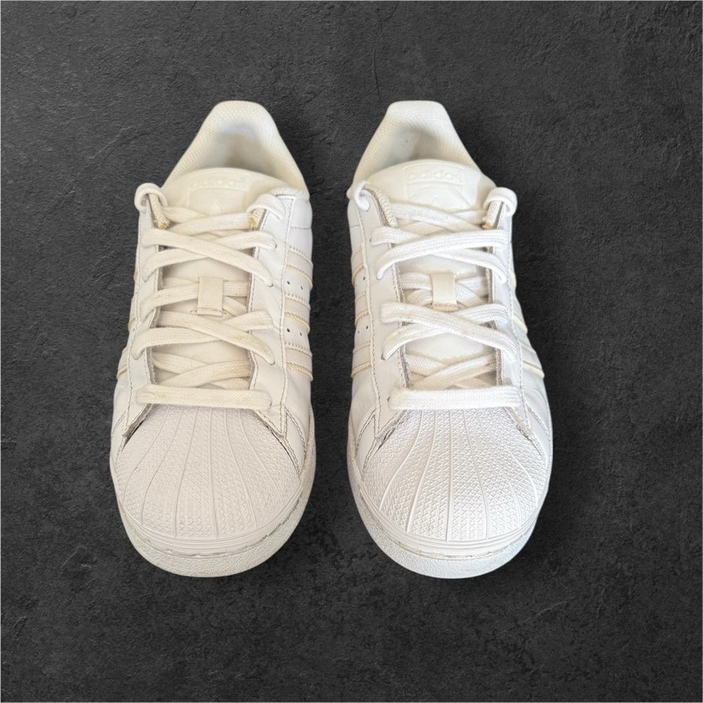 Iconic Adidas Superstar White with the Cream stripes Shell Toe Sneakers sz 6